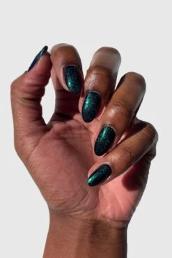 Night Fever -Cirque Colors Shop LOWRES Lauren nightfever over black 01 38401